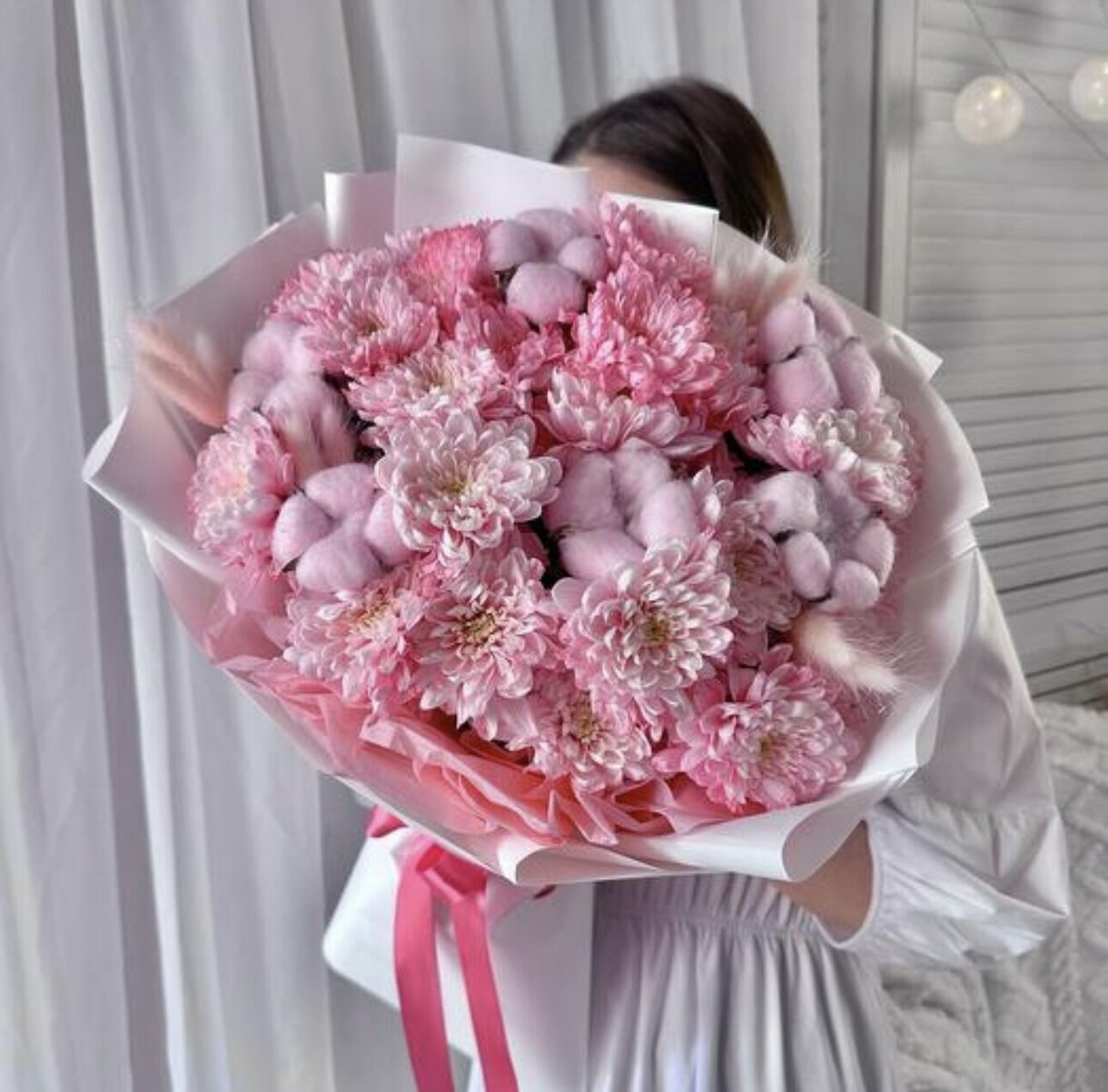 Авторский букет из хризантем и хлопка