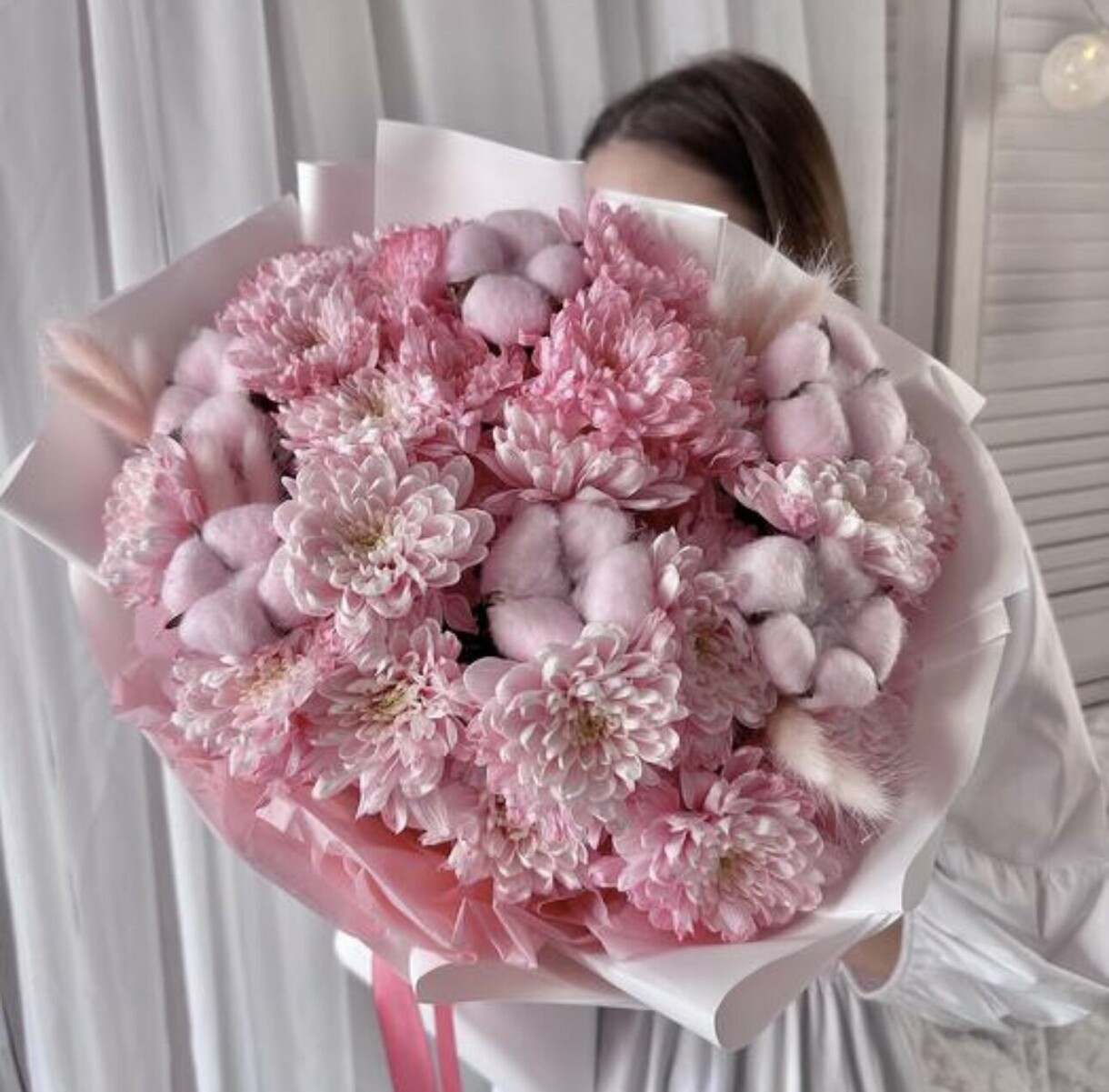 Авторский букет из хризантем и хлопка