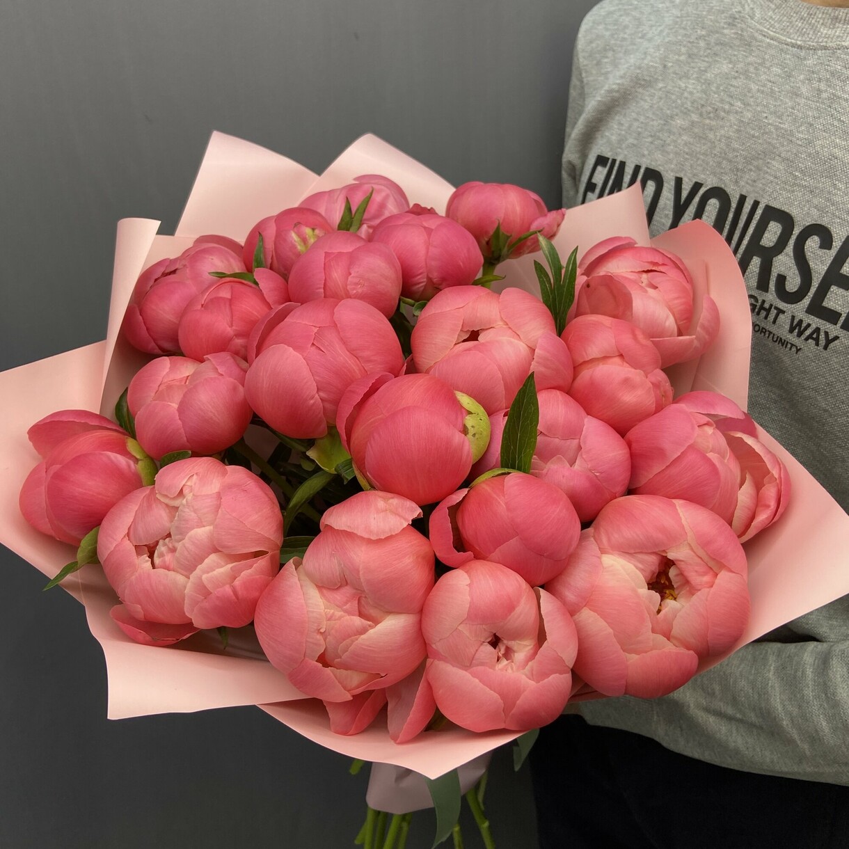Букет з 21 коралового півонії