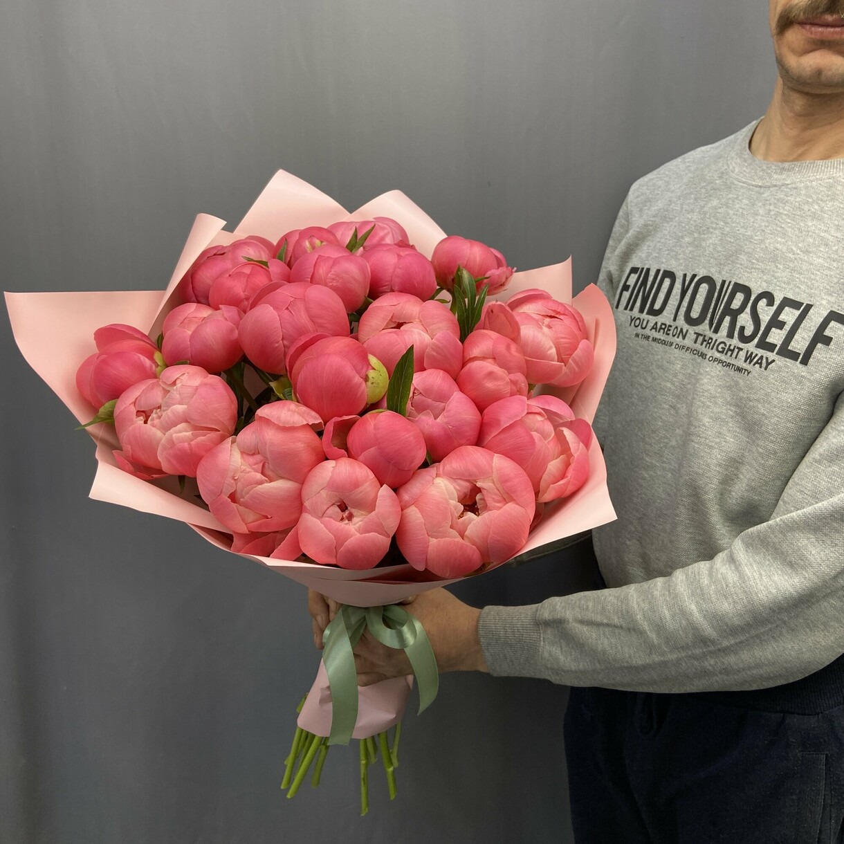 Букет з 21 коралового півонії