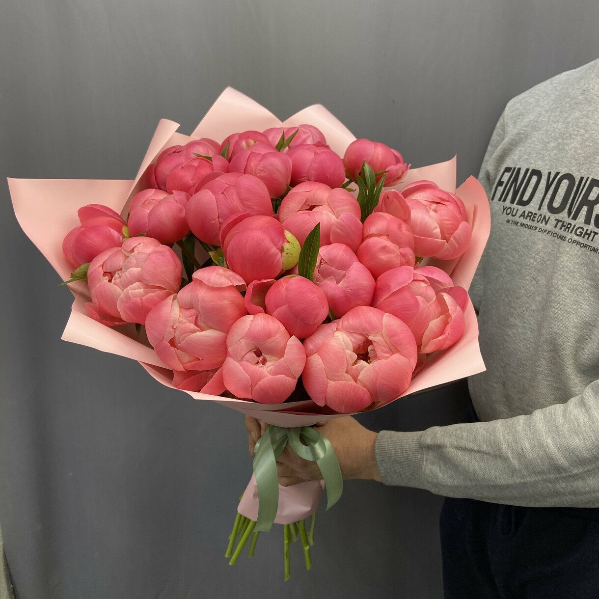 Букет з 21 коралового півонії