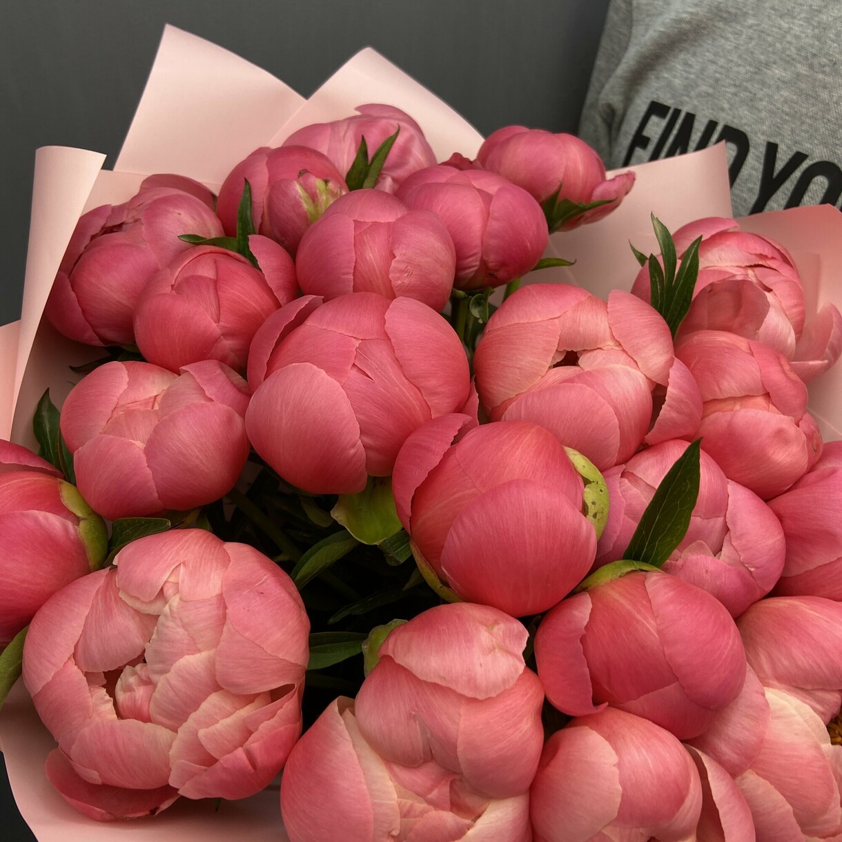 Букет з 21 коралового півонії