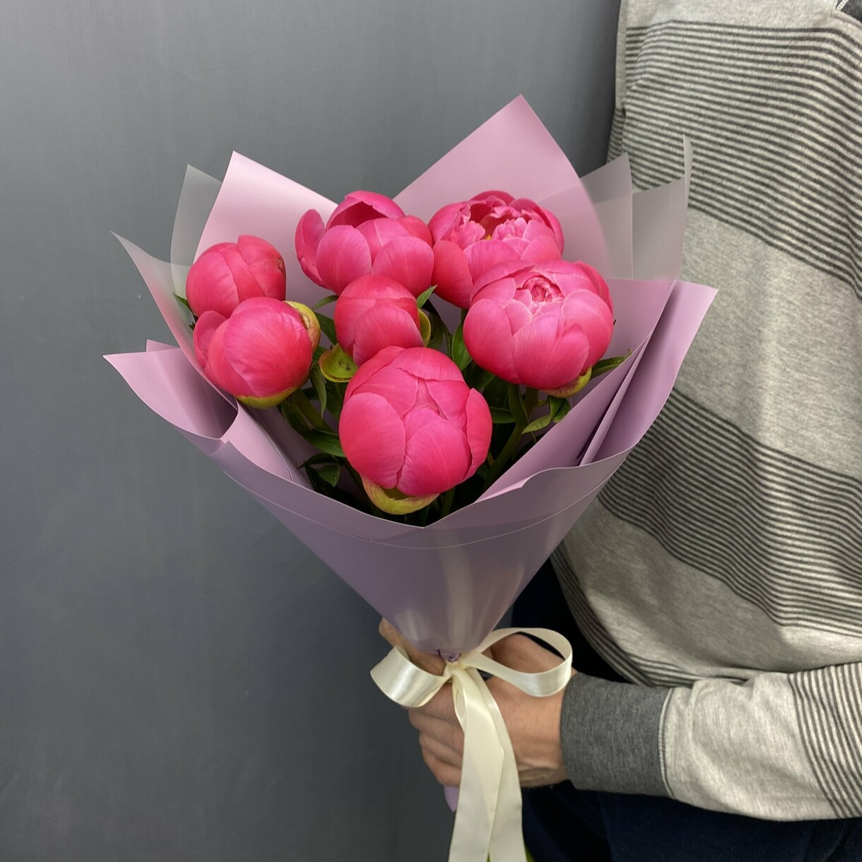 Букет з 7 півонів «Корал Шарм»