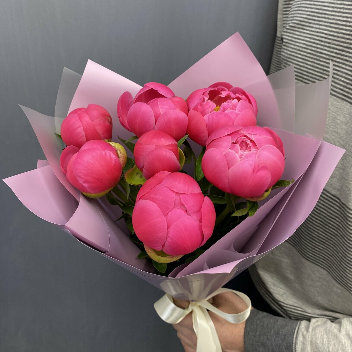 Букет з 7 півонів «Корал Шарм»