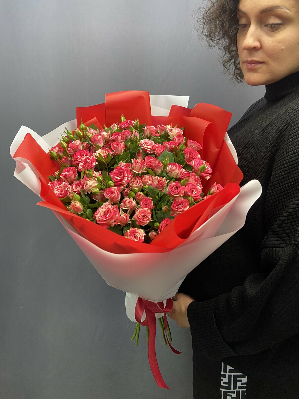 Букет из красно- белых кустовых роз