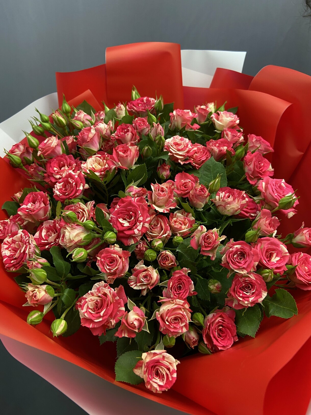 Букет из красно- белых кустовых роз