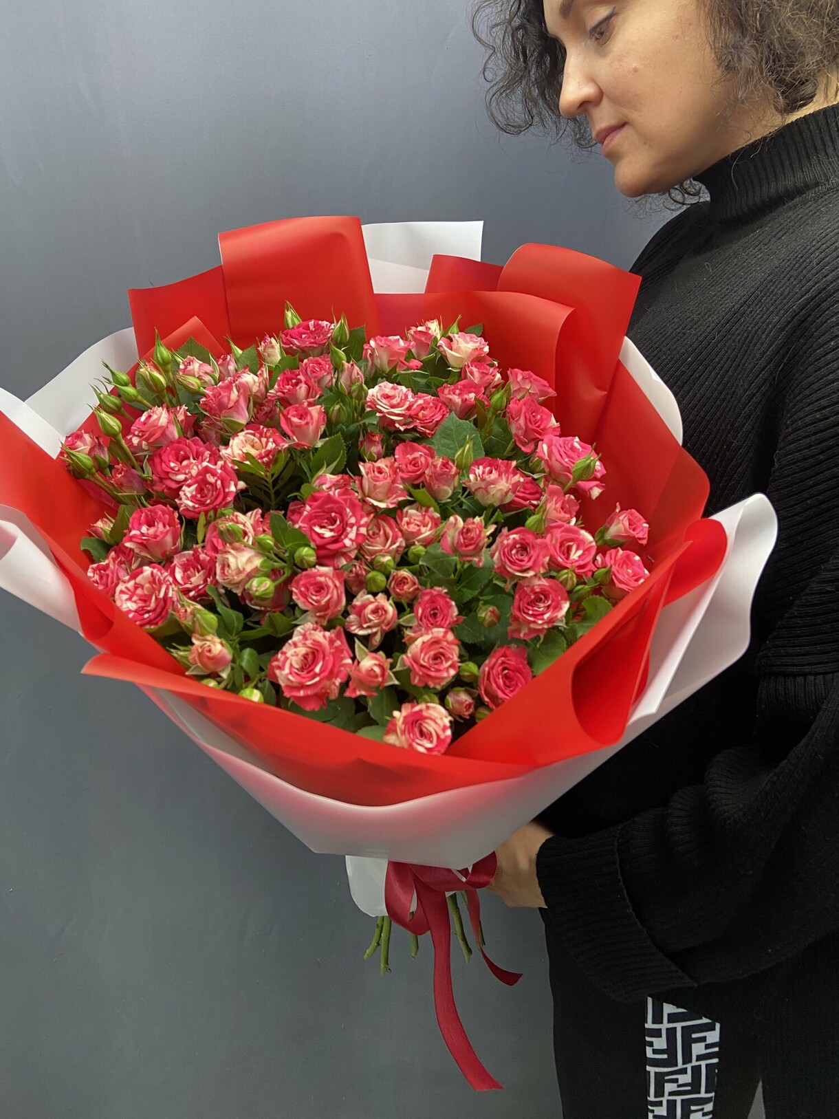 Букет из красно- белых кустовых роз