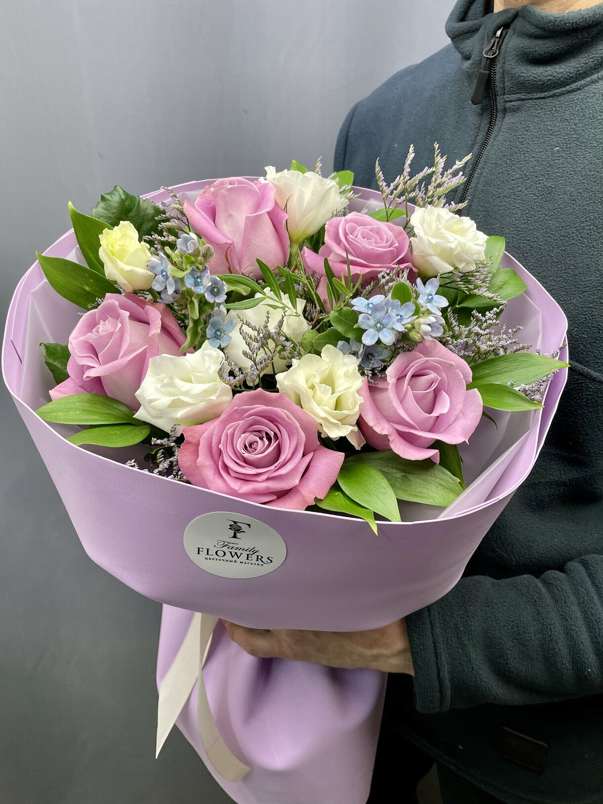 Букет из лавандовых роз и эустомы