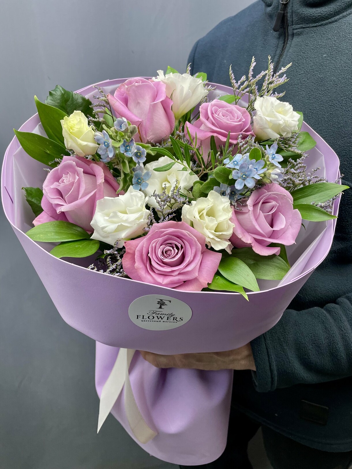 Букет из лавандовых роз и эустомы