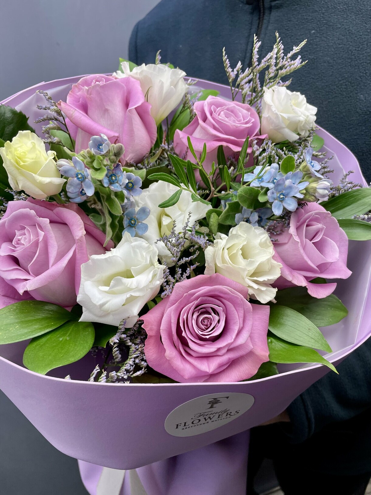 Букет из лавандовых роз и эустомы