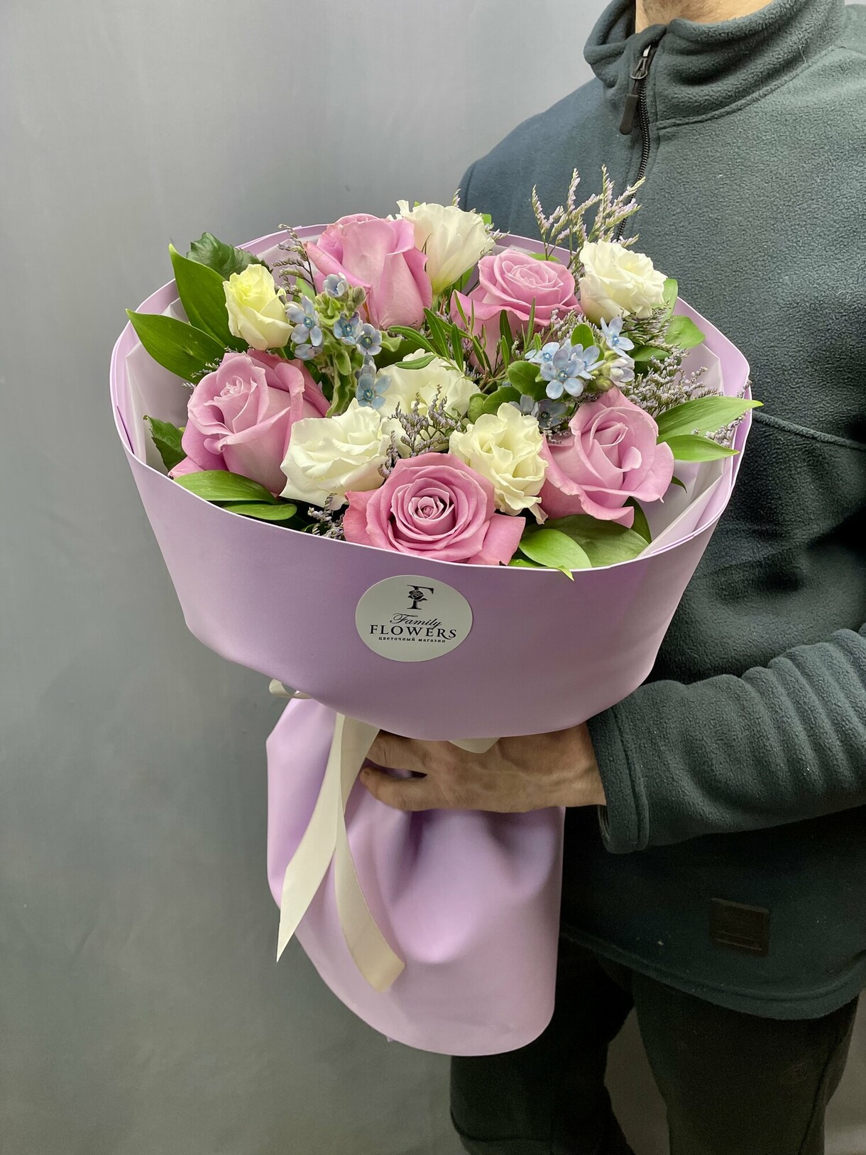 Букет из лавандовых роз и эустомы