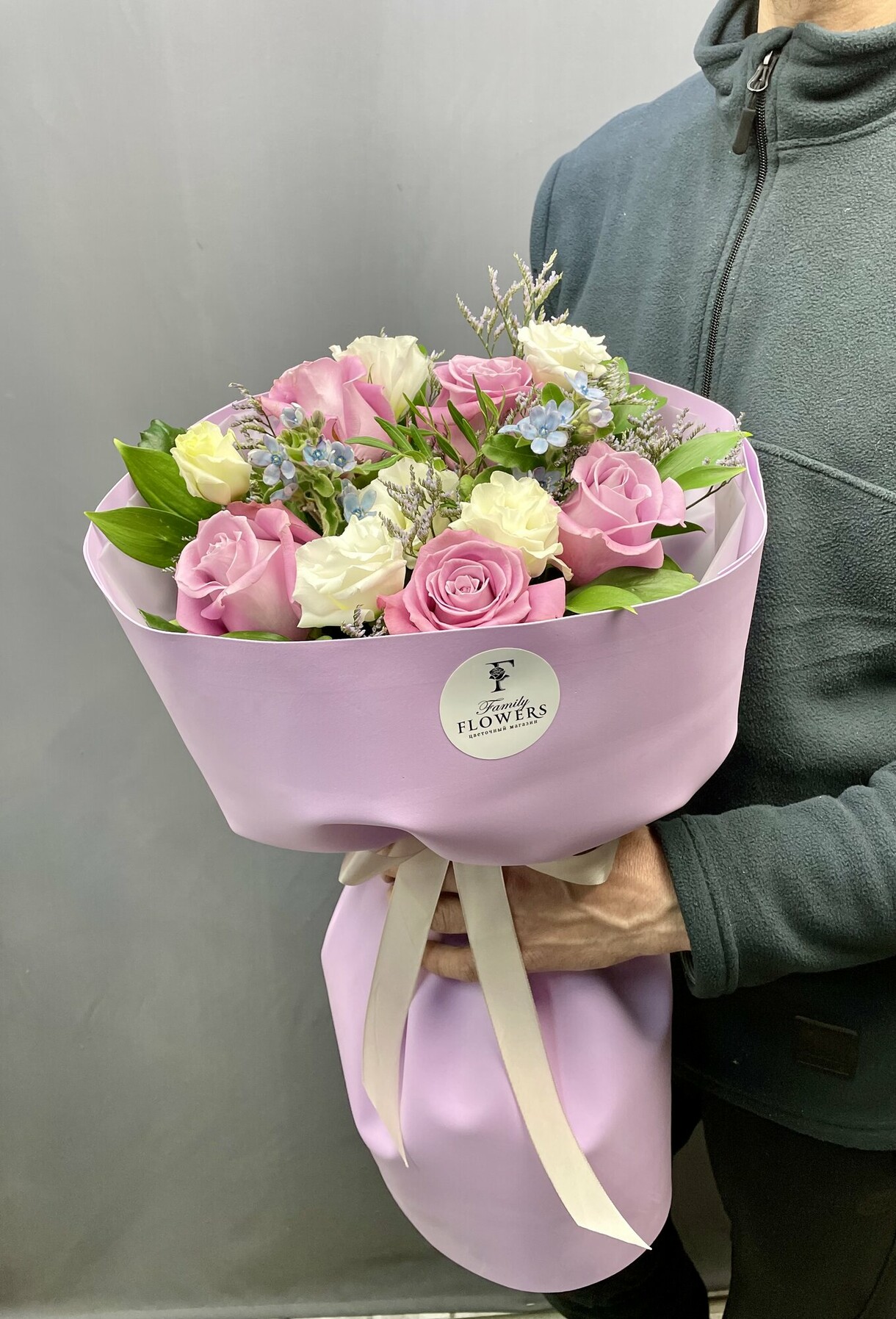 Букет из лавандовых роз и эустомы