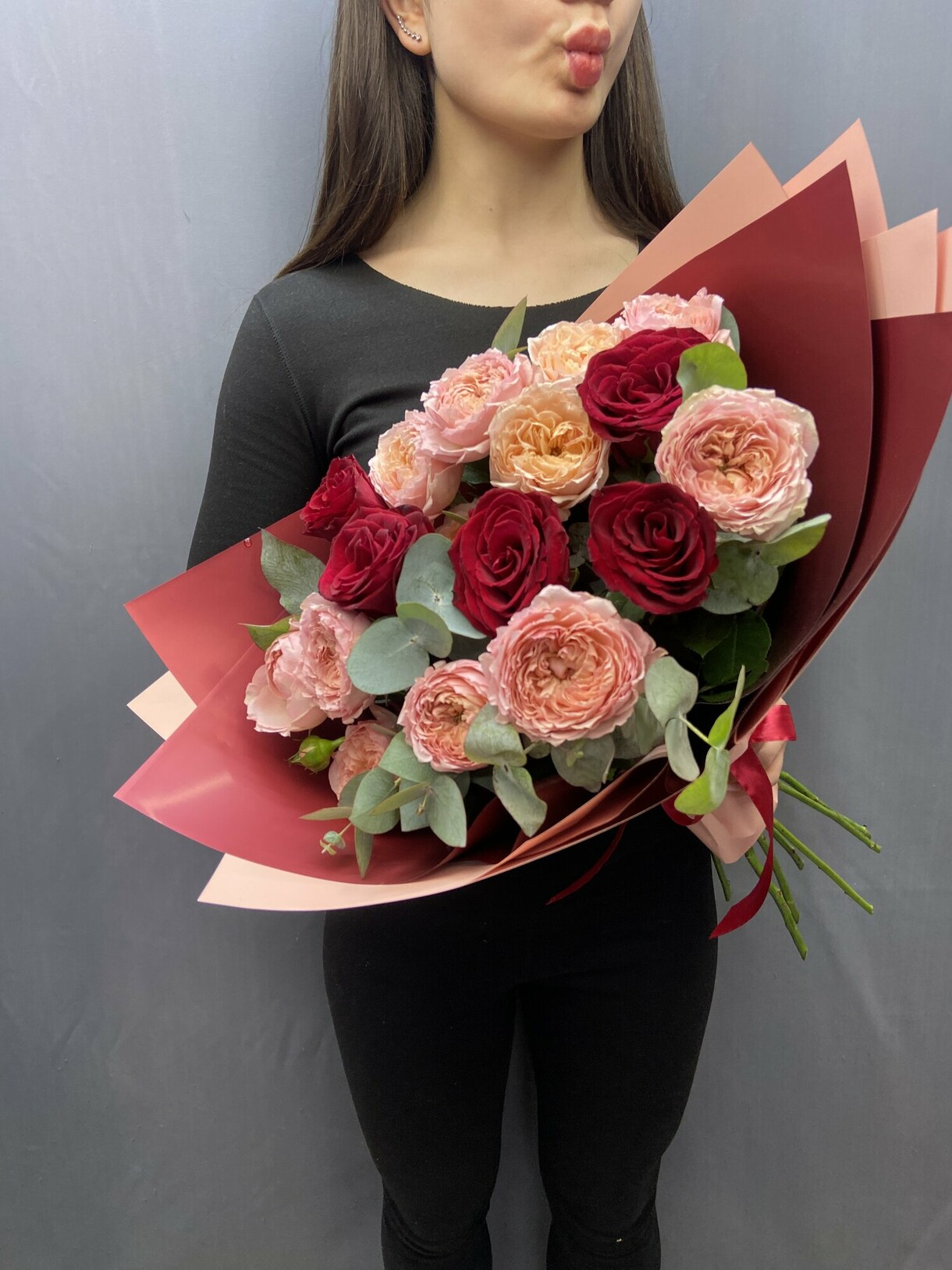 Букет пионовидной кустовой розы « Джульетта» и красной розы