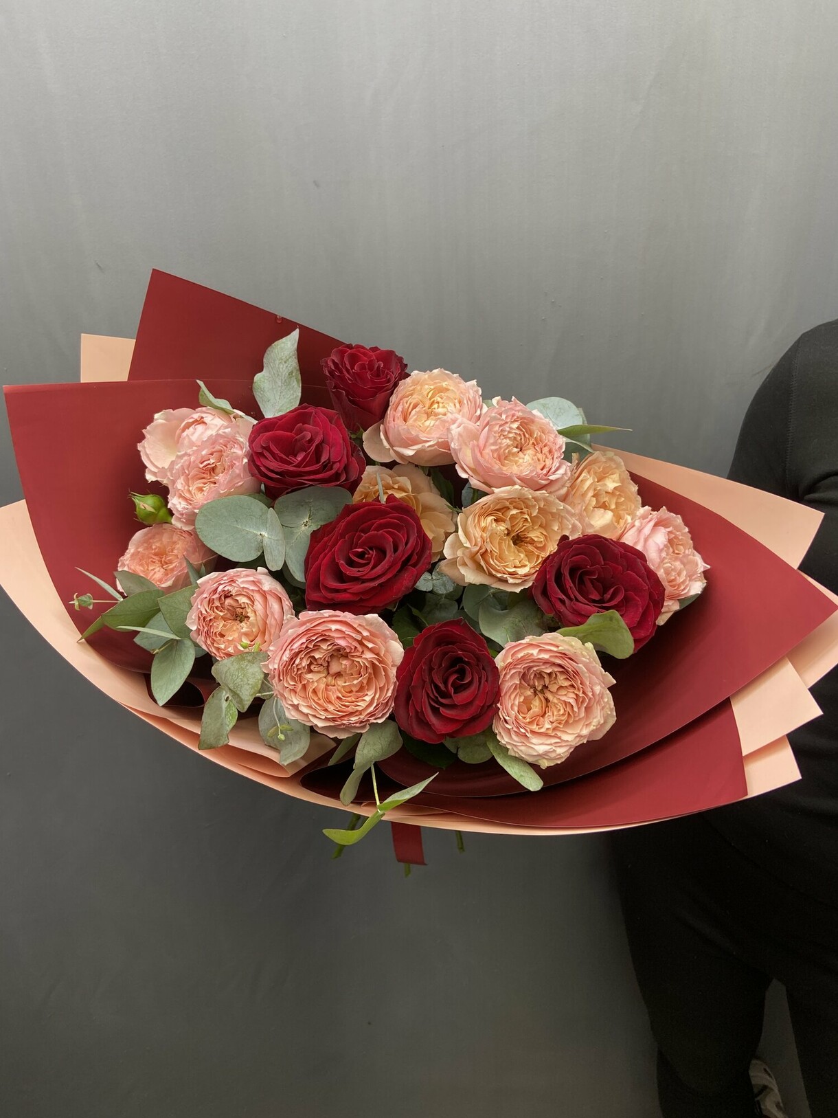 Букет пионовидной кустовой розы « Джульетта» и красной розы