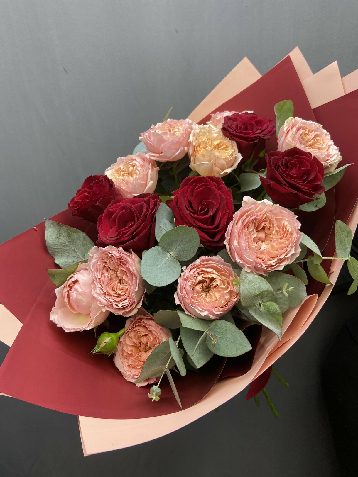 Букет пионовидной кустовой розы « Джульетта» и красной розы