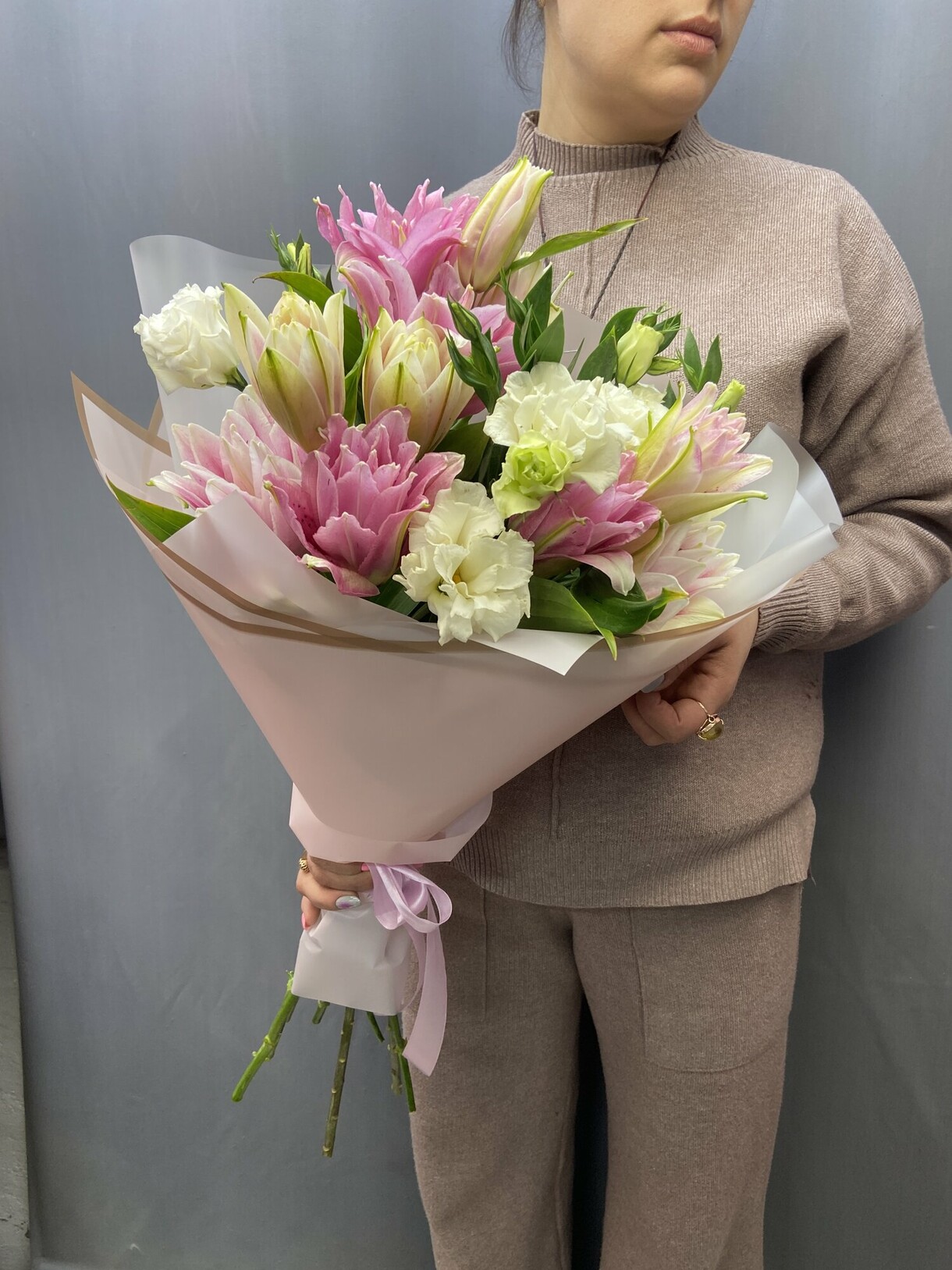 Букет пионовидной лилии и эустомы