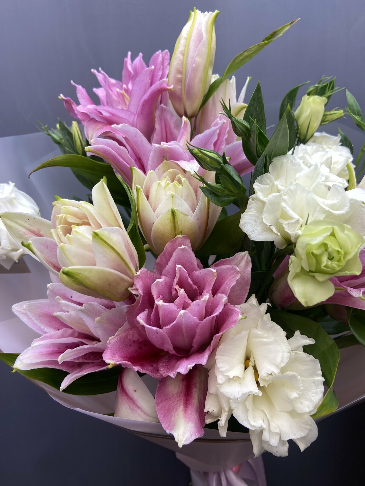Букет пионовидной лилии и эустомы