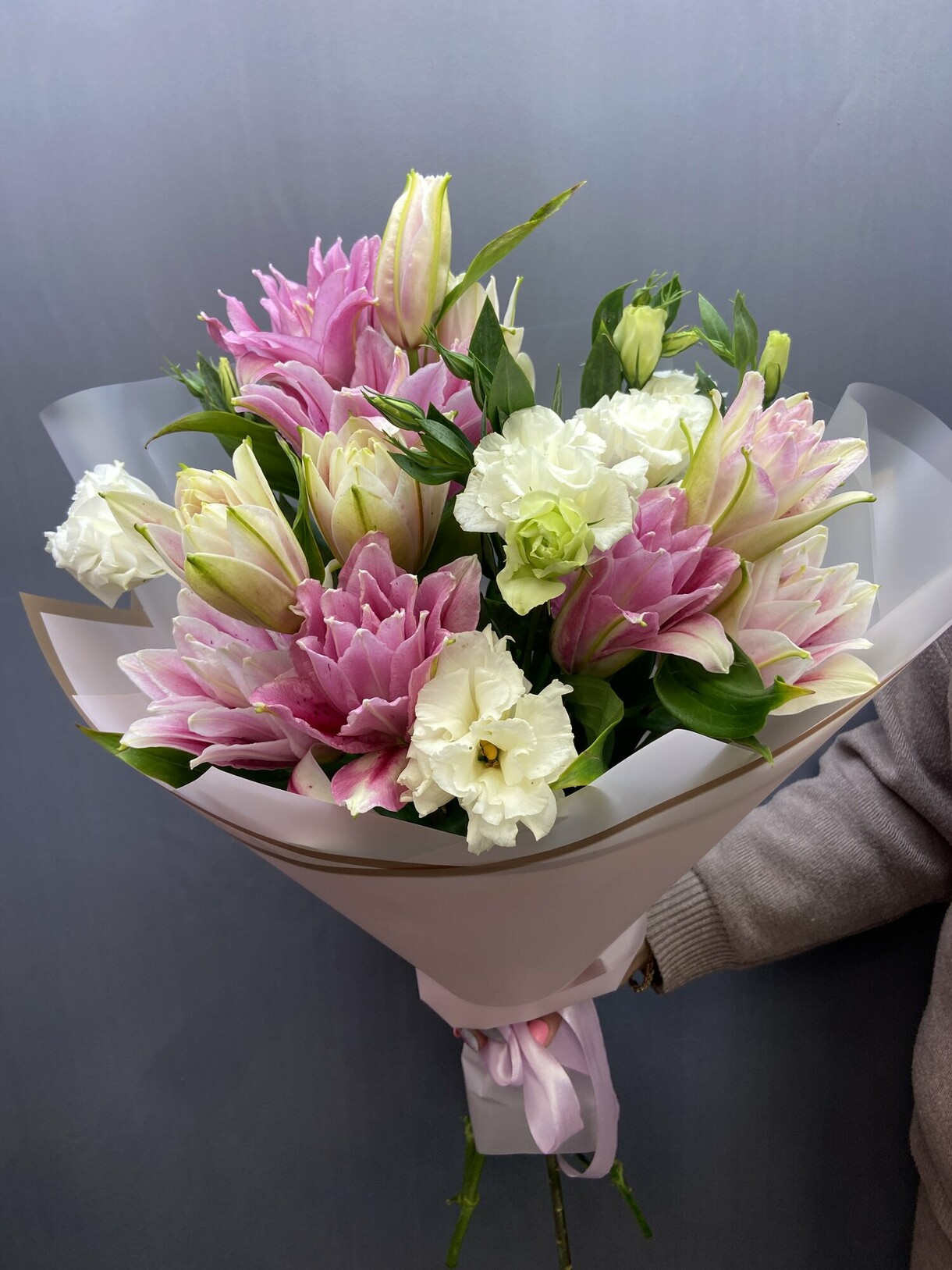 Букет пионовидной лилии и эустомы