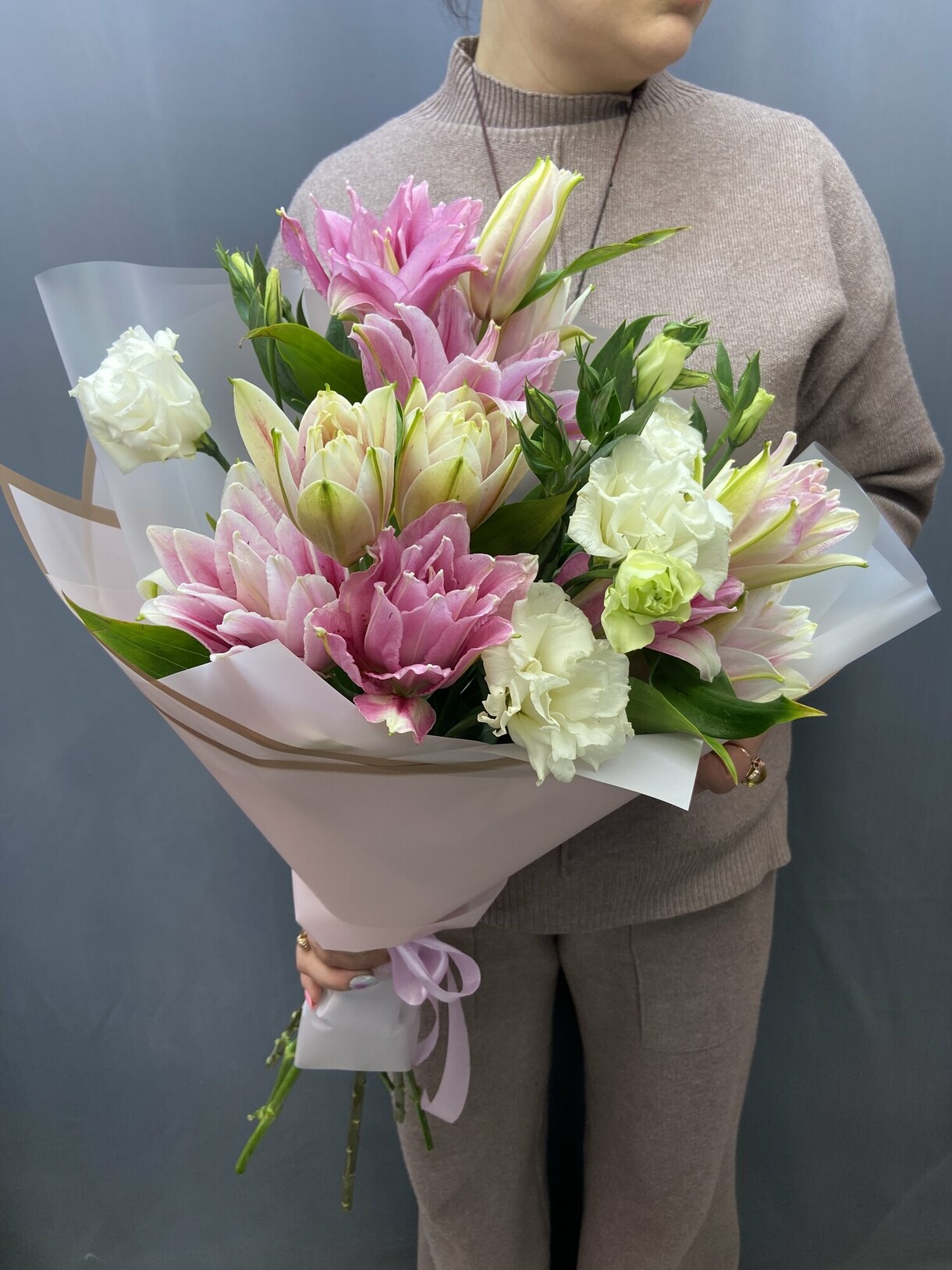 Букет пионовидной лилии и эустомы