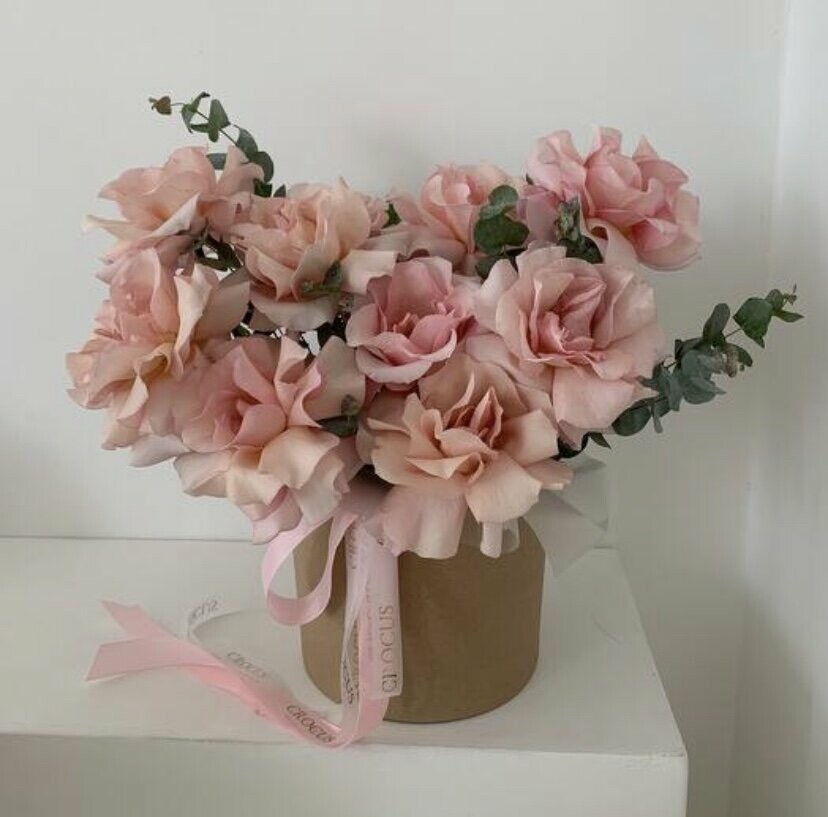 Французька троянда в коробці з евкаліптом