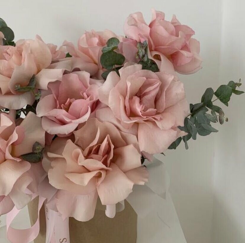 Французька троянда в коробці з евкаліптом