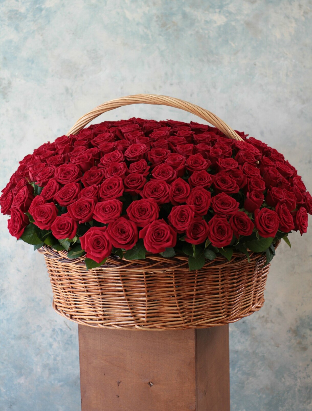 Кошик із 201 трояндою Red Naomi