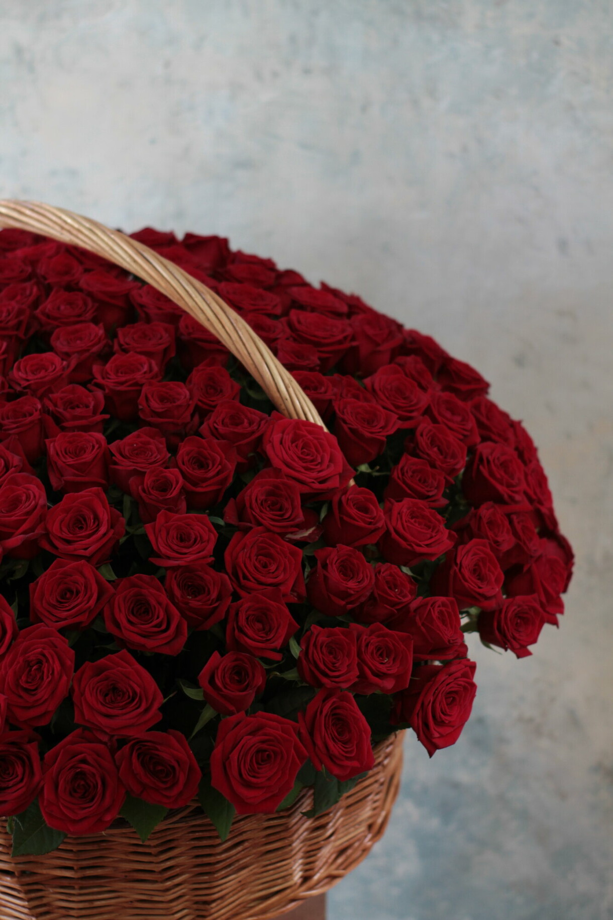 Кошик із 201 трояндою Red Naomi