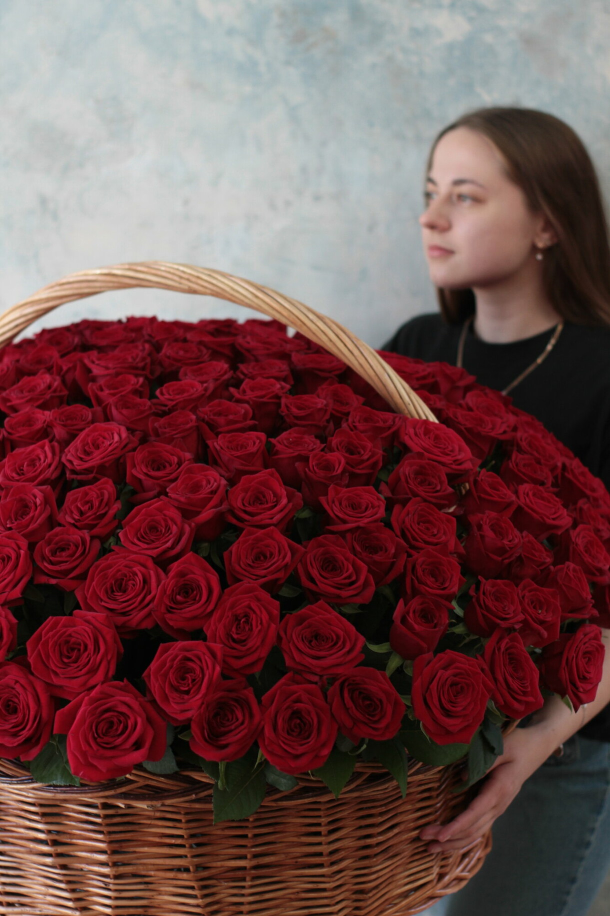 Кошик із 201 трояндою Red Naomi