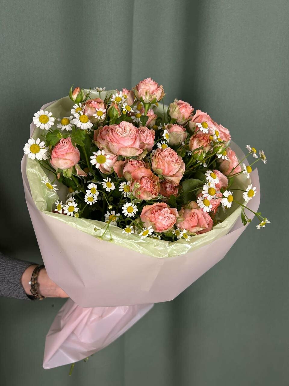 «Летний коктейль» букет из кустовых роз и ромашек