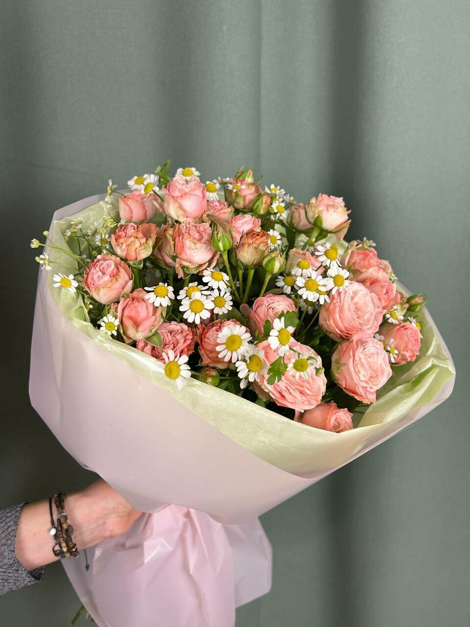 «Летний коктейль» букет из кустовых роз и ромашек