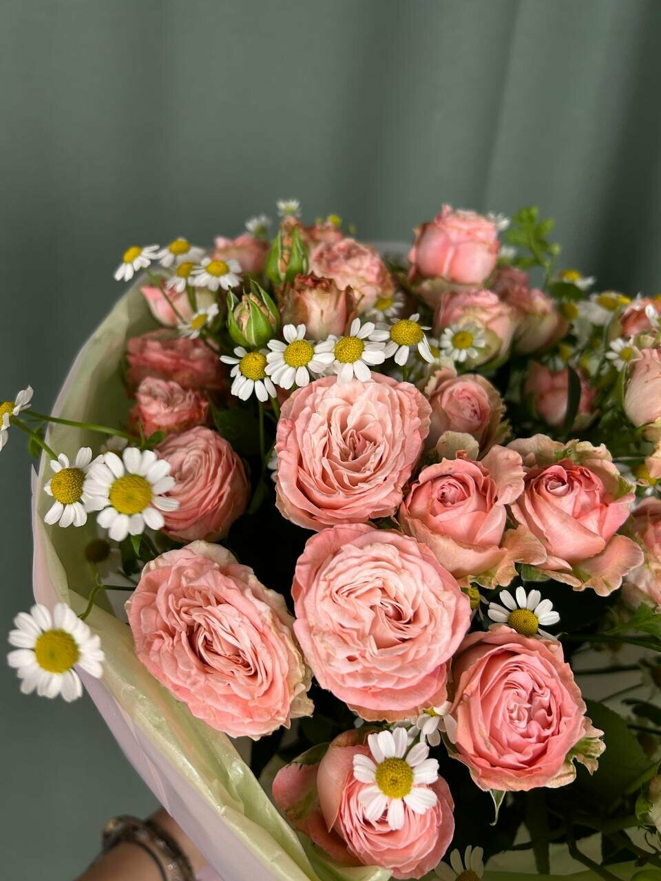 «Летний коктейль» букет из кустовых роз и ромашек