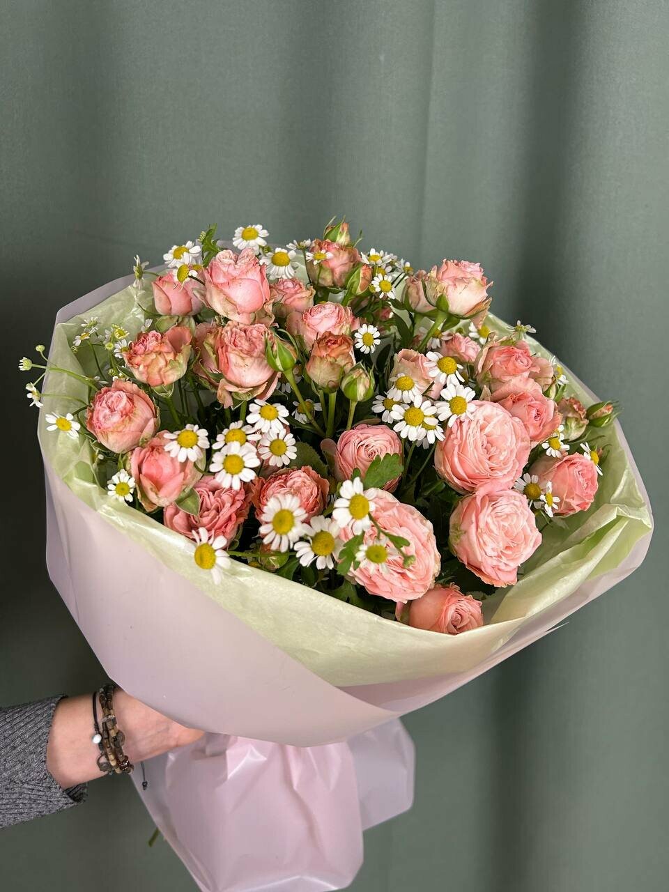 «Летний коктейль» букет из кустовых роз и ромашек