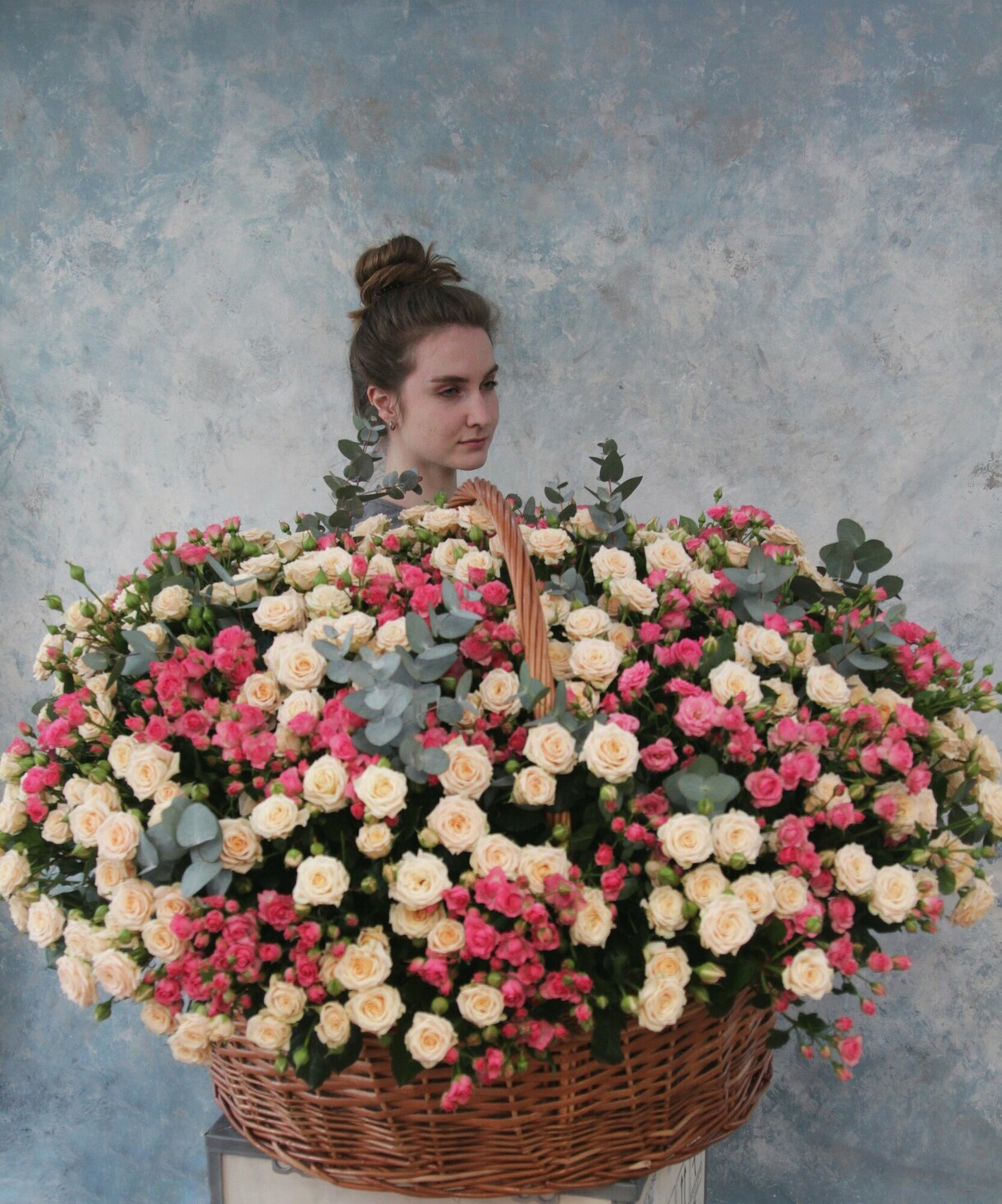 Величезний кошик з кущовими трояндами Wow effect