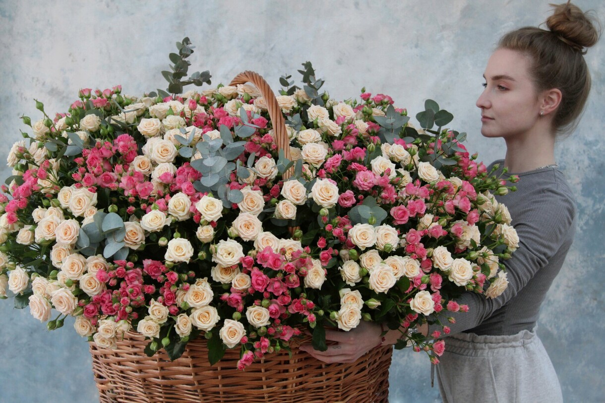 Величезний кошик з кущовими трояндами Wow effect