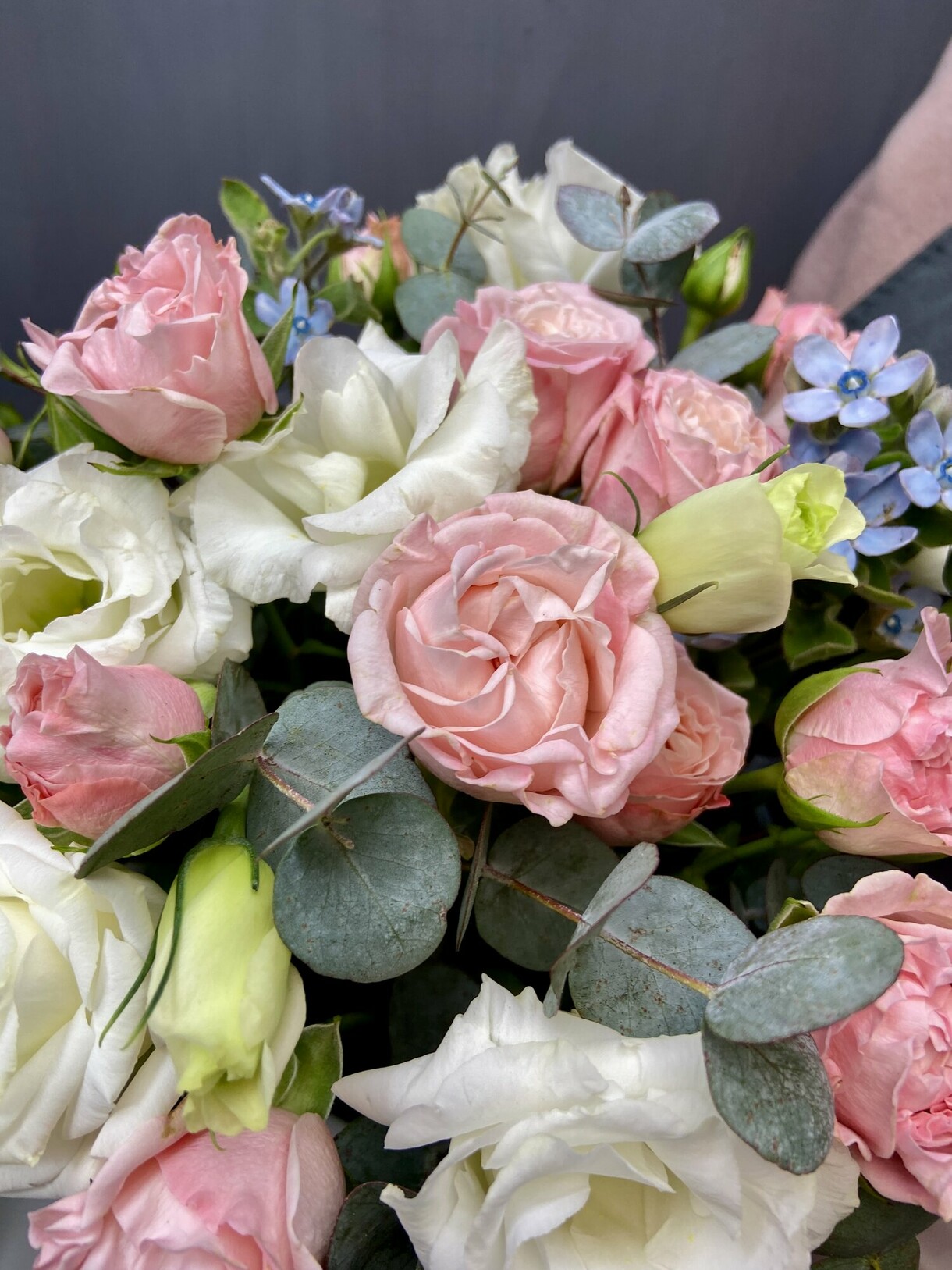 Капелюшна коробка з півонія троянди та еустома