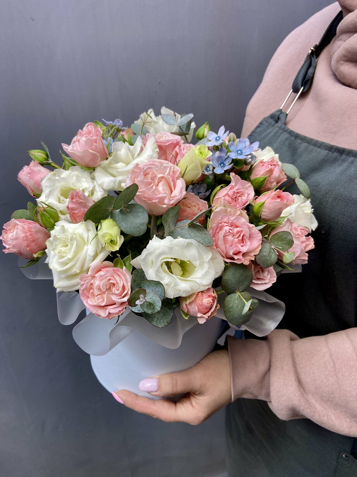 Капелюшна коробка з півонія троянди та еустома