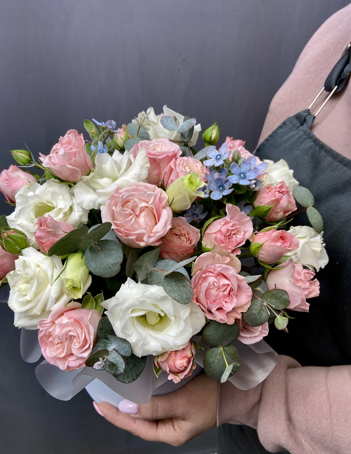 Капелюшна коробка з півонія троянди та еустома