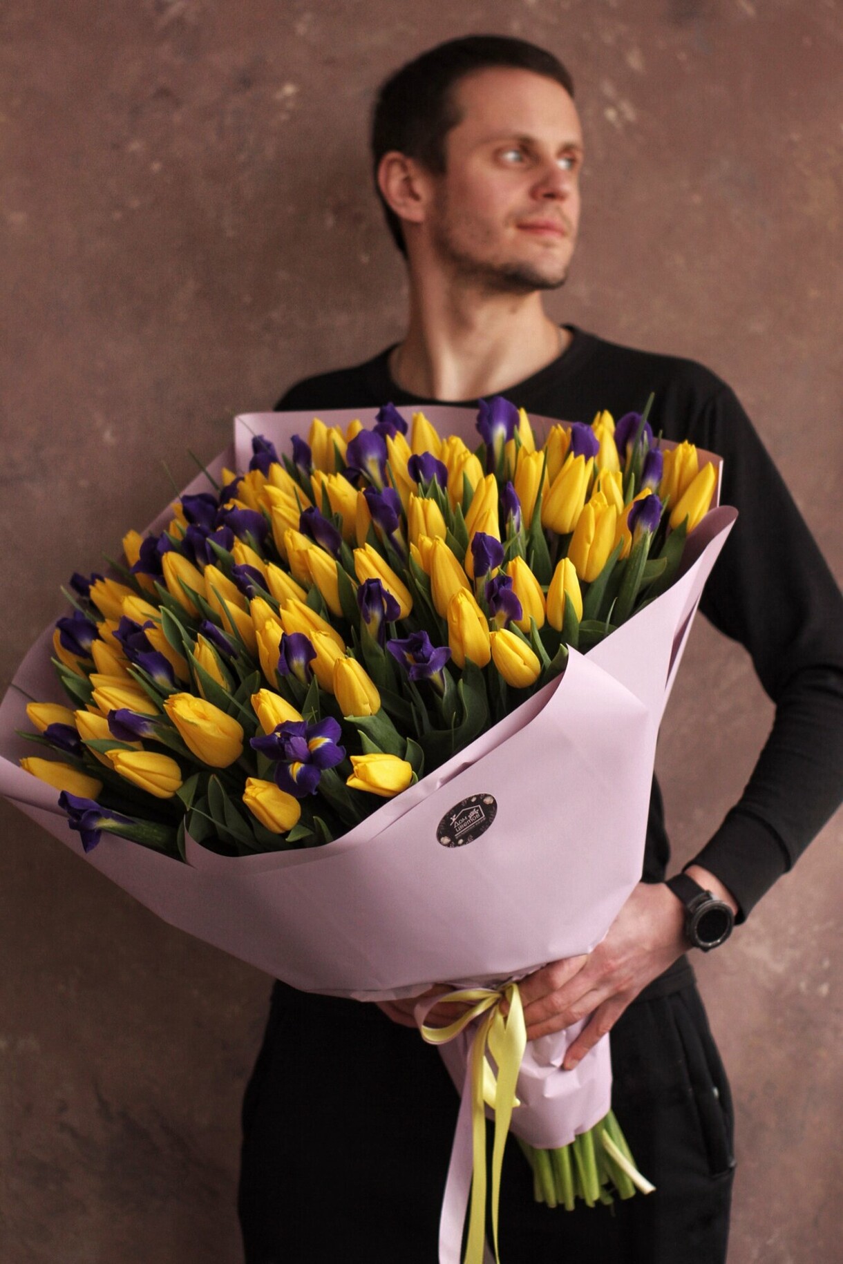 Желтые тюльпаны Strong gold с ирисами 101 шт