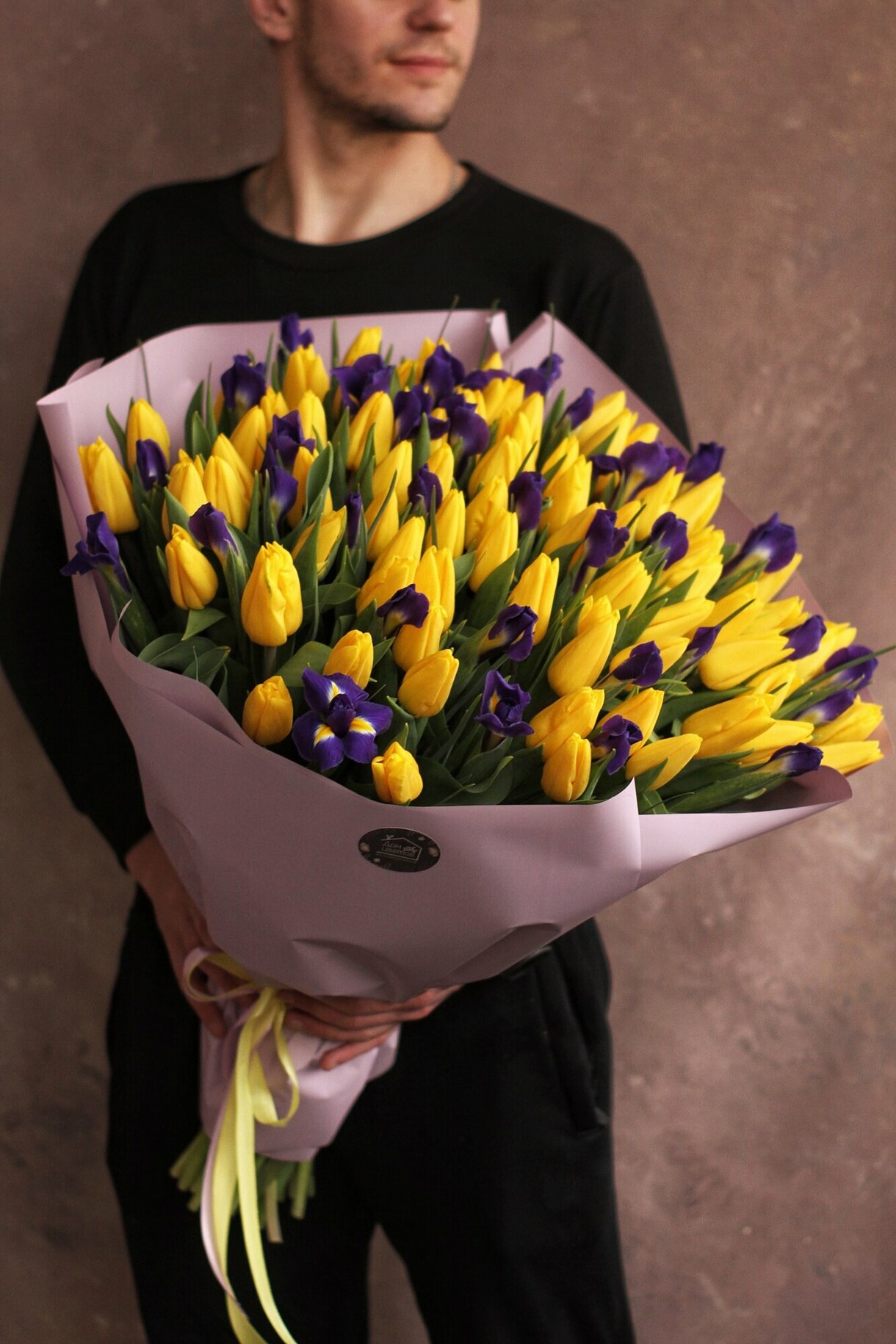 Желтые тюльпаны Strong gold с ирисами 101 шт
