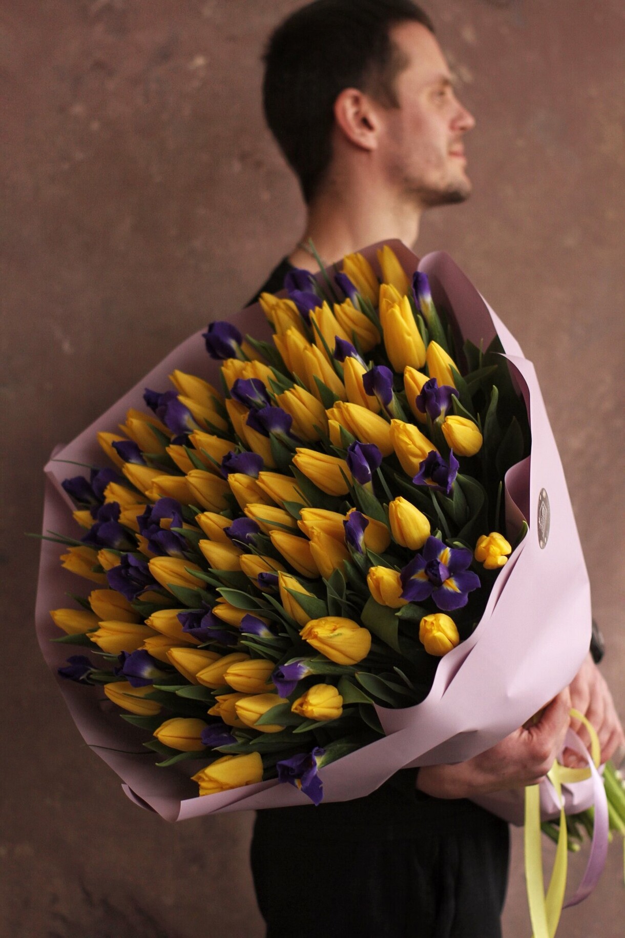 Желтые тюльпаны Strong gold с ирисами 101 шт