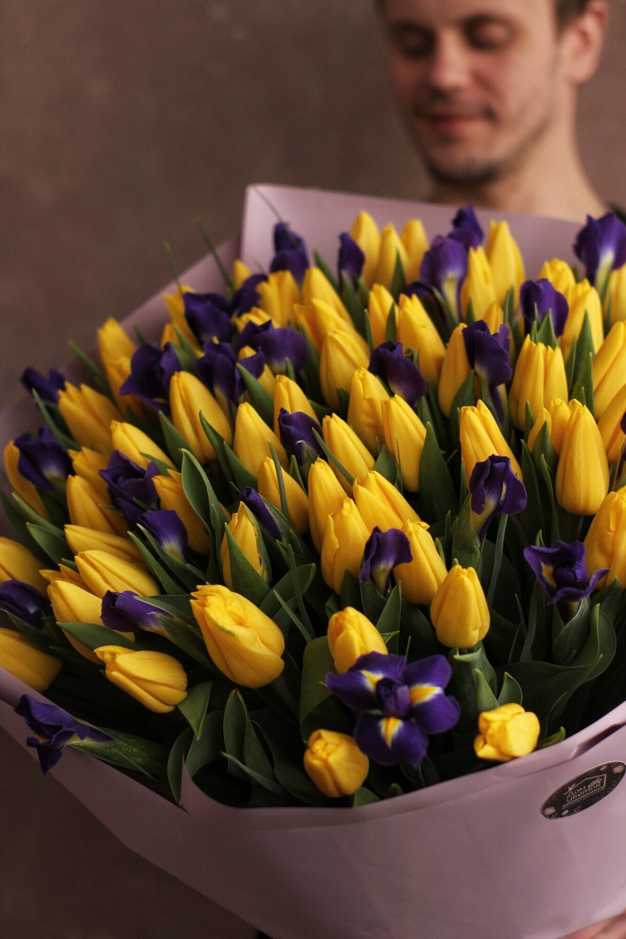 Желтые тюльпаны Strong gold с ирисами 101 шт